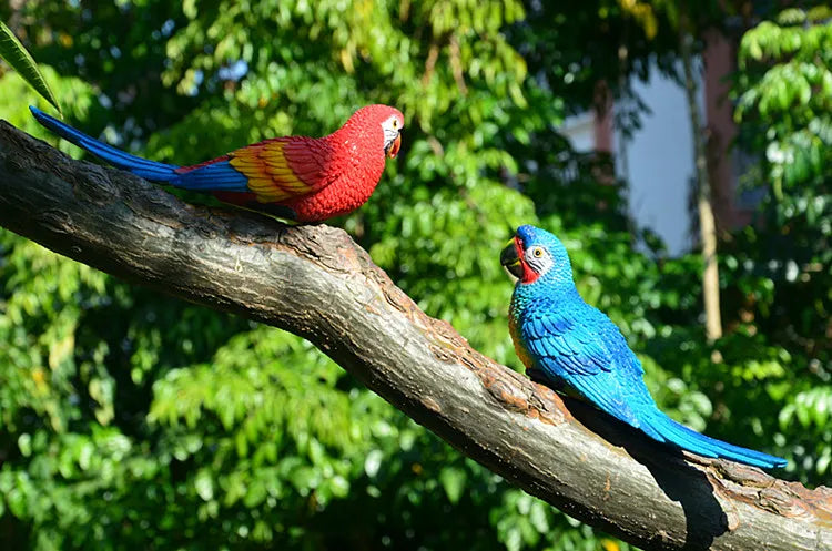🦜 Resin Parrot Wall-Mounted Statue – Vibrant Outdoor & Indoor Garden Decor